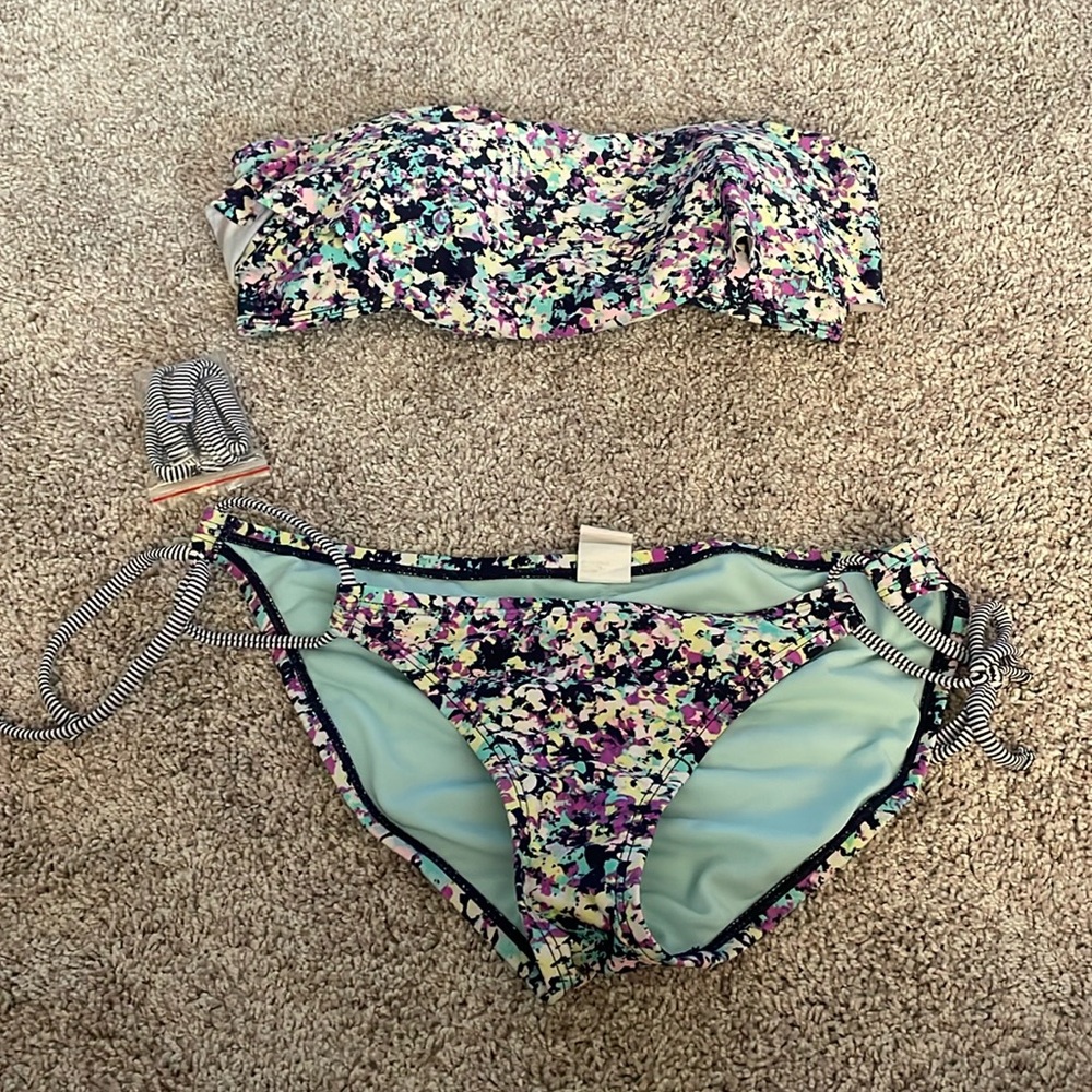 Cute two piece swimsuit with flounce top.